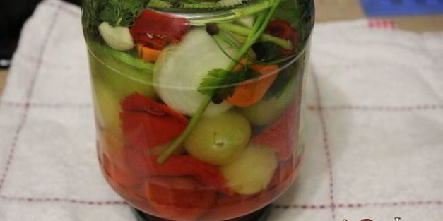 ассорти из физалиса, помидоров и сладкого перца на зиму