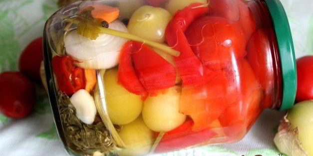 ассорти из физалиса, помидоров и сладкого перца на зиму