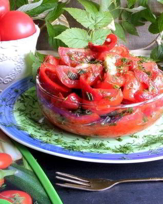 Быстрые маринованные томаты и перцы