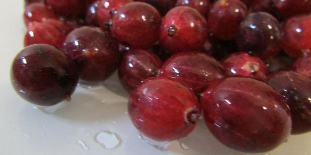 чеснок, маринованный с крыжовником