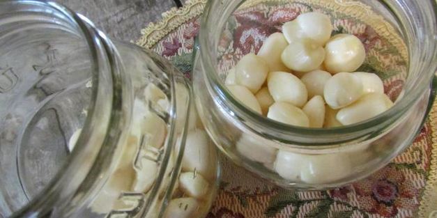 чеснок, маринованный с крыжовником