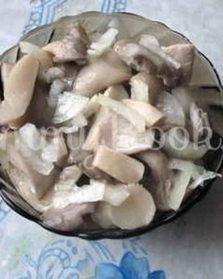 Грибы маринованные