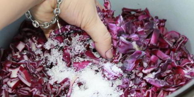 красная капуста, маринованная в малиновом уксусе