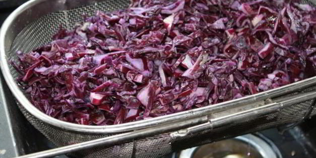красная капуста, маринованная в малиновом уксусе