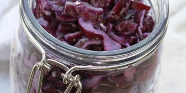 красная капуста, маринованная в малиновом уксусе