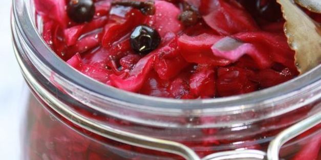 красная капуста, маринованная в малиновом уксусе
