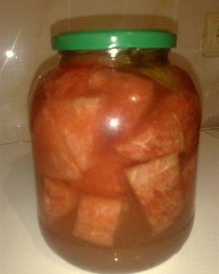 Маринованный арбуз с гвоздикой