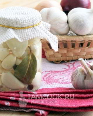 Маринованный чеснок зубчиками
