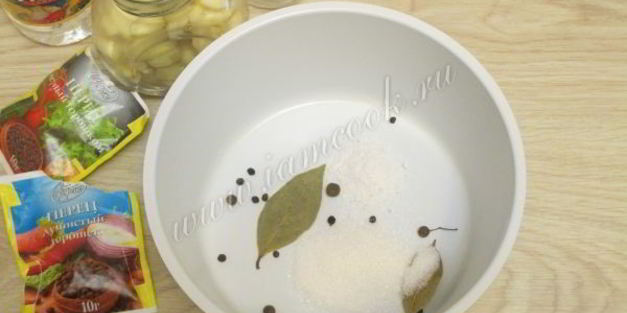 маринованный чеснок зубчиками