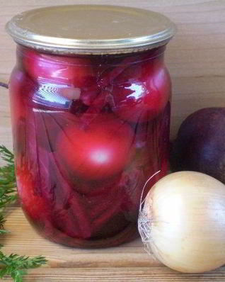 Маринованный лук со свеклой на зиму