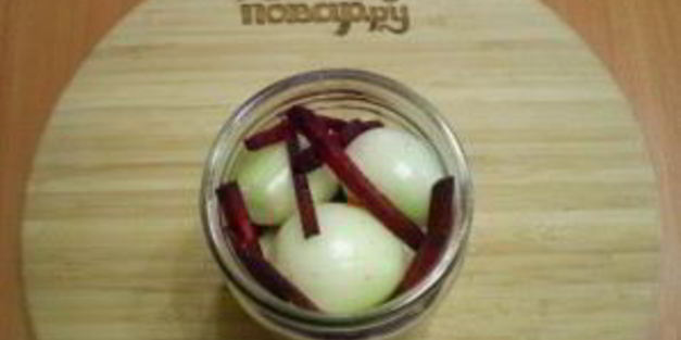 маринованный лук со свеклой на зиму