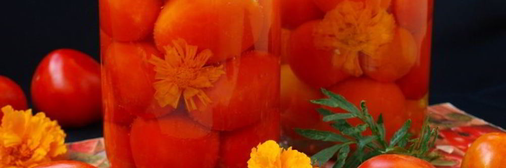 Помидоры маринованные с бархатцами