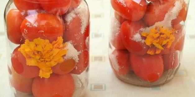 помидоры маринованные с бархатцами