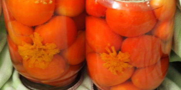 помидоры маринованные с бархатцами