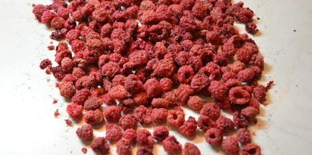 сушеные клубника, земляника, вишня и малина