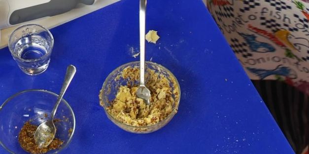 ассорти из сливочного масла, варенье и морс