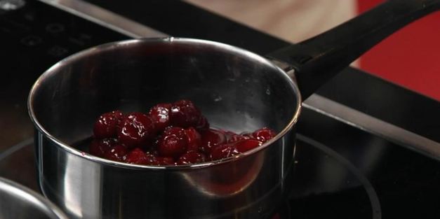 ассорти из сливочного масла, варенье и морс