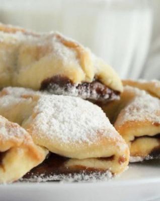 Кифлики с вишневым вареньем