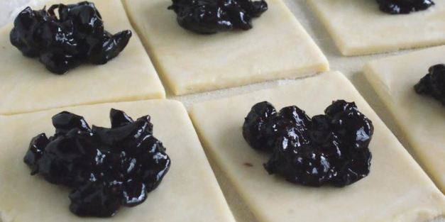 кифлики с вишневым вареньем