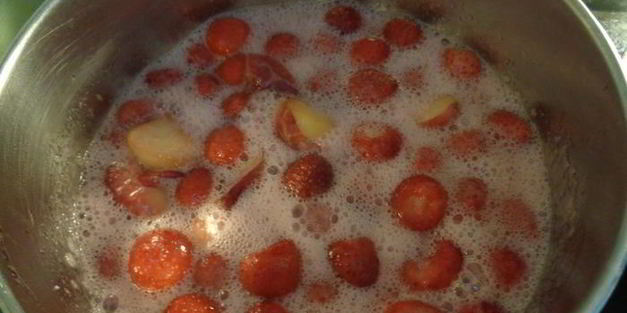 клубнично-персиковый конфитюр