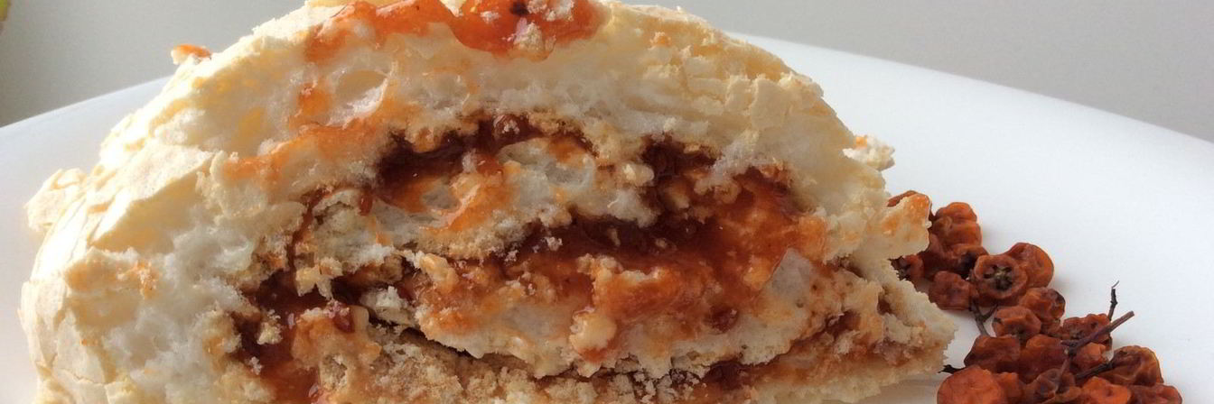 Меренговый рулет с рябиновым вареньем