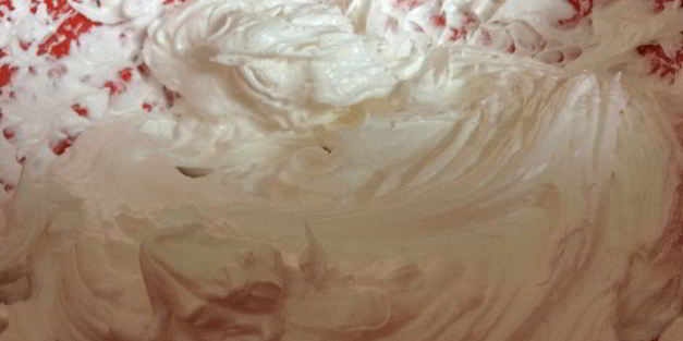 меренговый рулет с рябиновым вареньем