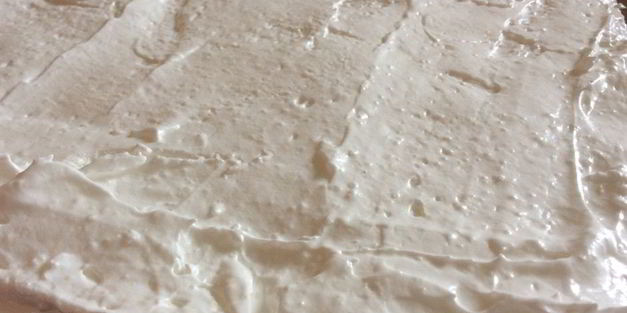 меренговый рулет с рябиновым вареньем