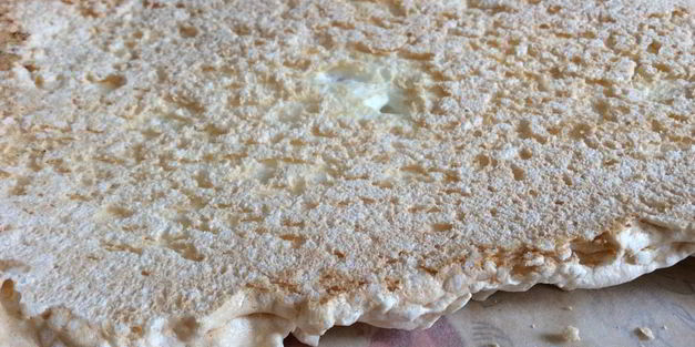 меренговый рулет с рябиновым вареньем