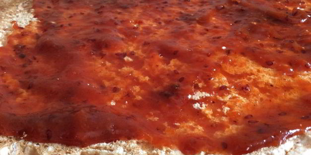 меренговый рулет с рябиновым вареньем