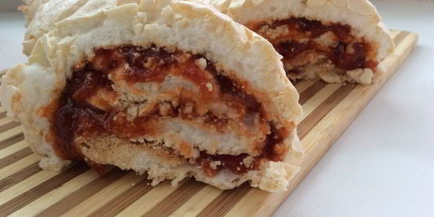 меренговый рулет с рябиновым вареньем