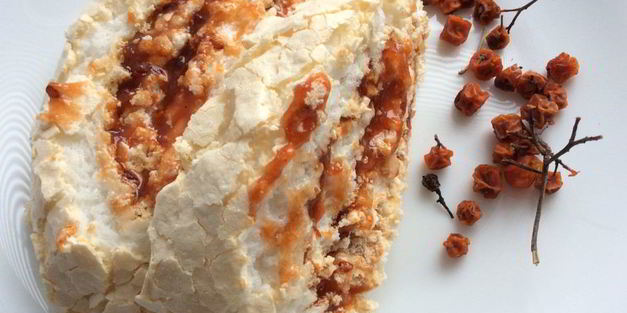 меренговый рулет с рябиновым вареньем