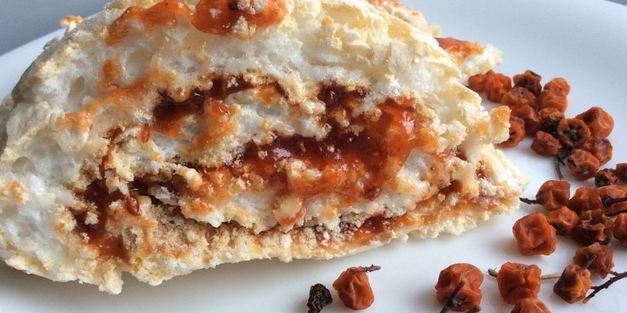 меренговый рулет с рябиновым вареньем