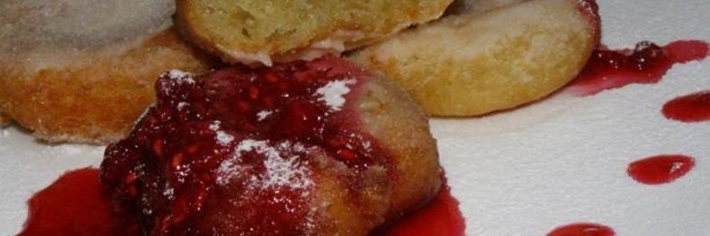 Пончики бюни с малиновым вареньем