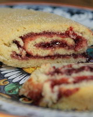 Рулет с малиновым вареньем