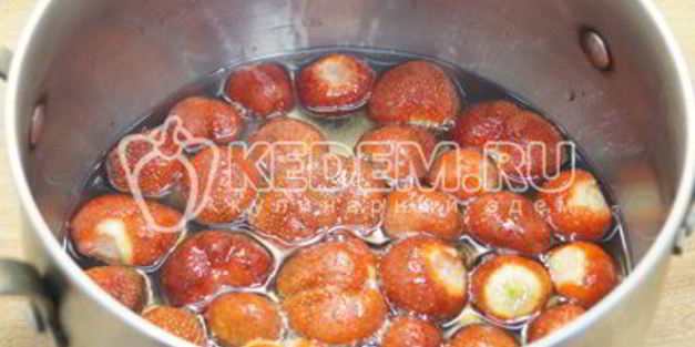 варенье из клубники с целыми ягодами