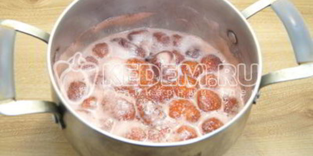 варенье из клубники с целыми ягодами