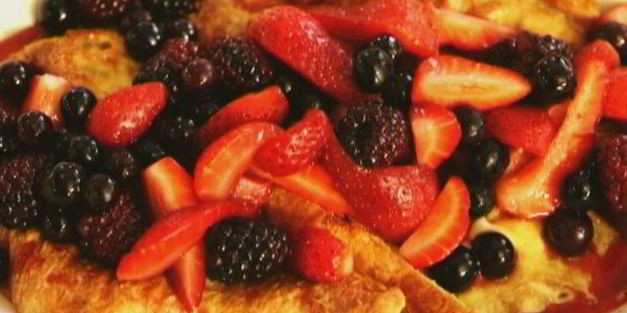 ягоды на французском тосте