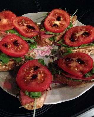 Бутерброд для завтрака с руколой