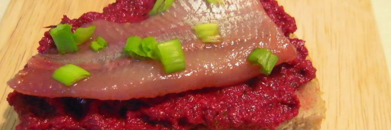 Бутерброд с горчичной селедкой и свеклой