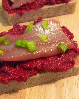 Бутерброд с горчичной селедкой и свеклой