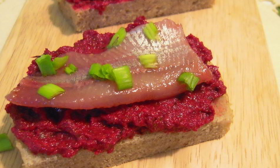 Рецепт бутерброда с горчичного селедкого и свеклоя