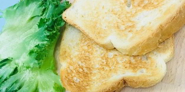 бутерброд с консервированным тунцом