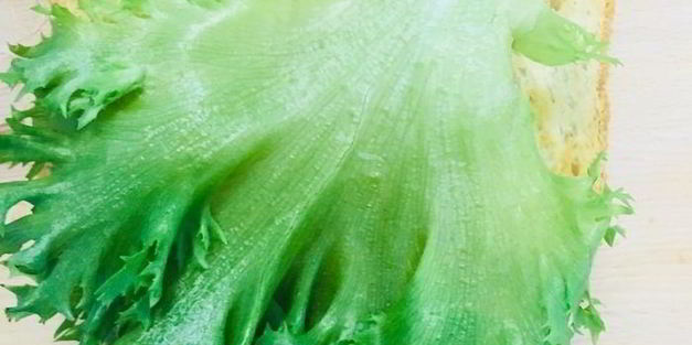 бутерброд с консервированным тунцом