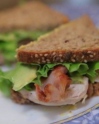 Бутерброд с курицей, беконом и авокадо