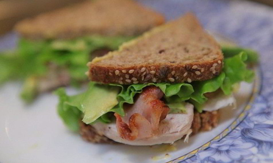 Рецепт бутерброд с курицей, беконом и авокадо