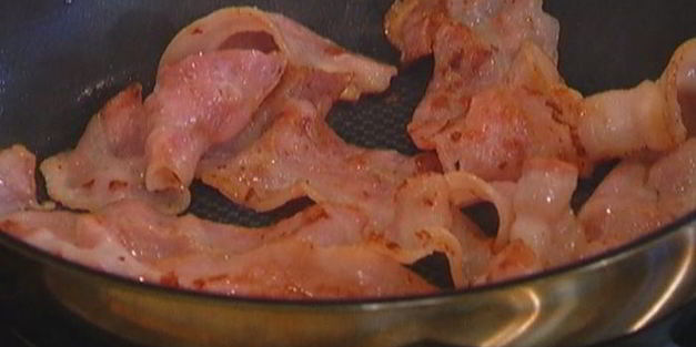 бутерброд с курицей, беконом и авокадо