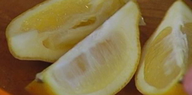 бутерброд с курицей, беконом и авокадо