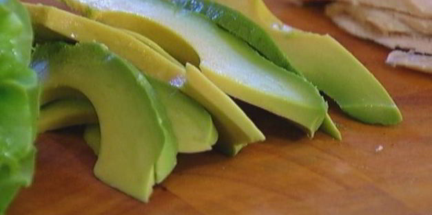 бутерброд с курицей, беконом и авокадо