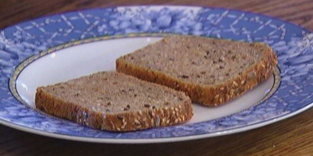 бутерброд с курицей, беконом и авокадо