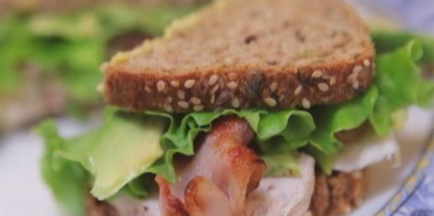 бутерброд с курицей, беконом и авокадо